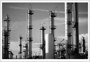 рис. 73. ректификационные колонны нефтеперерабатывающего завода