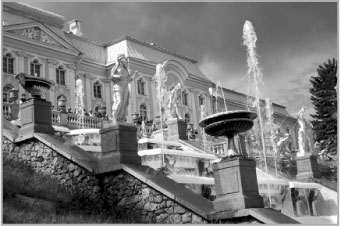 рис. 107. позолоченные скульптуры фонтанов под санкт-петербургом