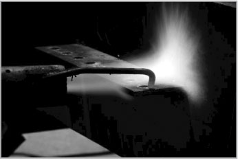 рис. 108. пламенем водородной горелки можно резать и сваривать металлы