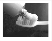 рис. 60. зубная паста представляет собой гетерогенную смесь жидких и твердых компонентов